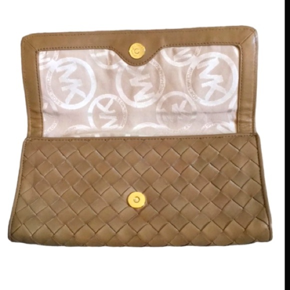 Michael Kors Tan Basketweave Snap Closure Genuine Leather Hand Underarm Clutch - Picture 3 of 4